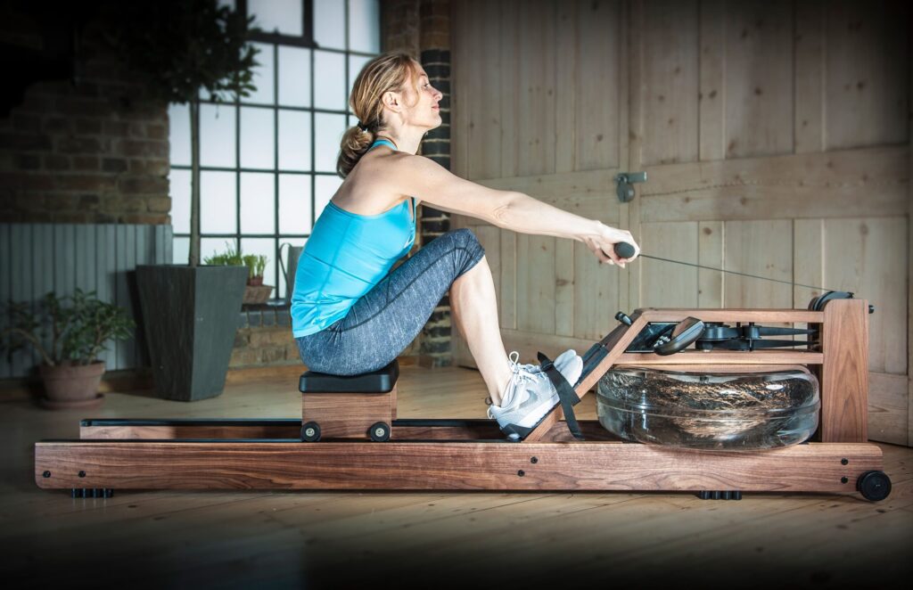 Rameur WaterRower en bois massif, mouvement fluide et silencieux pour un entraînement cardio haut de gamme au Pura Vida Club Brest