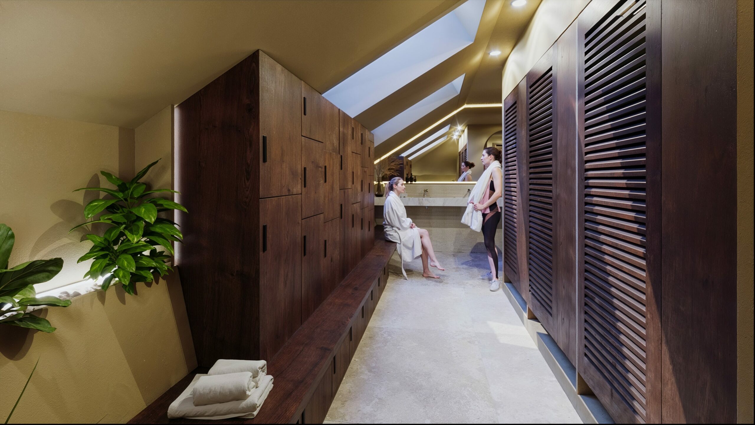 Des femmes dans un vestiaires